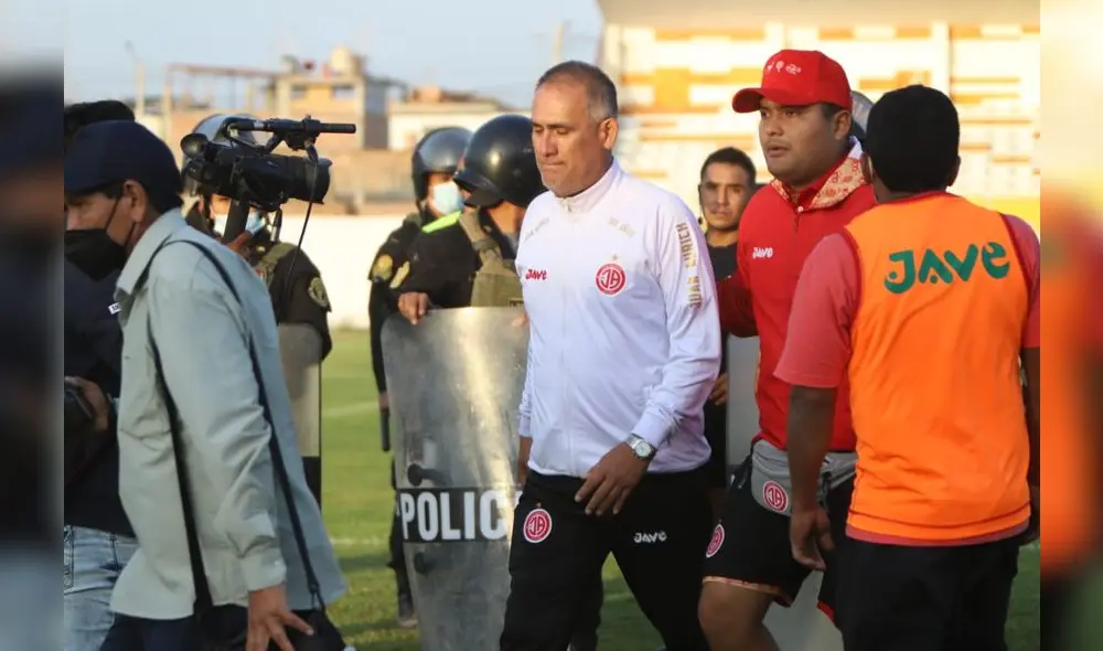 Teddy Cardama ingresó al campo al finalizar el encuentro. Foto: Clinton Medina