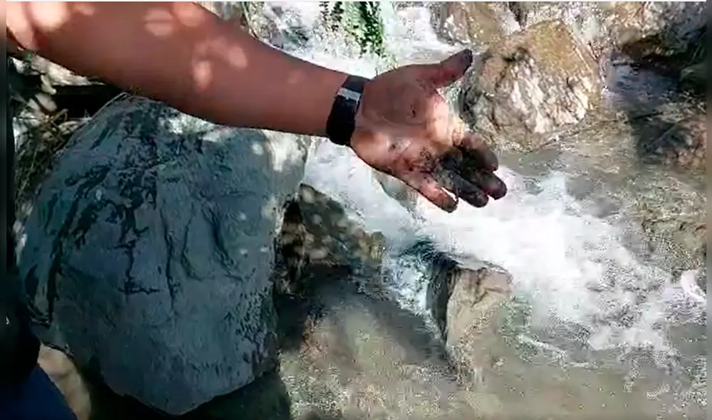Las autoridades de la comunidad mostraron a este medio que aún quedan rastros de material minero en los ríos concurridos por familias. Foto: captura La República. Las autoridades de la comunidad mostraron a este medio que aún quedan rastros de material minero en los ríos concurridos por familias. Foto: captura La República.