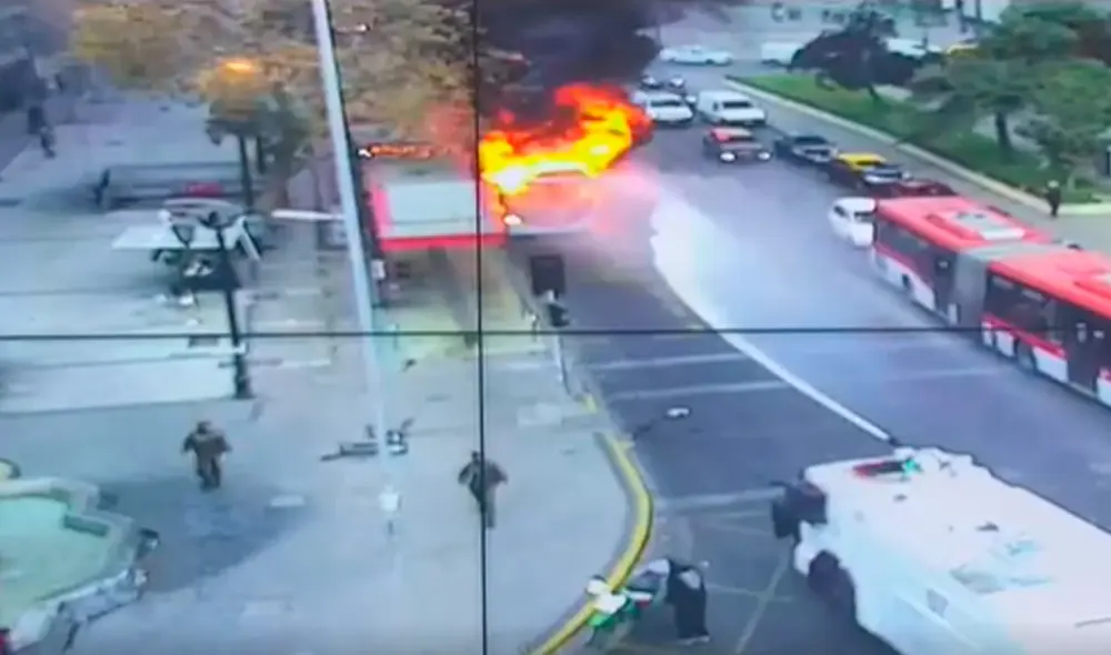 Un bus de Transantiago fue incendiado en Chile por encapuchados que amenazaron al chofer con pistolas. Foto: BioBio Chile Un bus de Transantiago fue incendiado en Chile por encapuchados que amenazaron al chofer con pistolas. Foto: BioBio Chile
