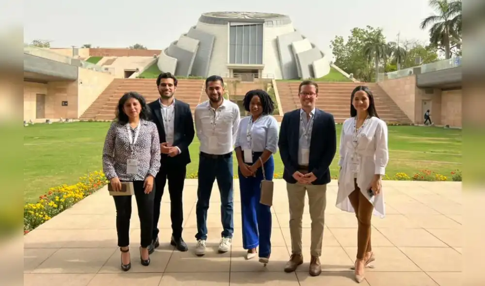 Congresistas Rosángella Barbarán, Alejandro Cavero y Sigrid Bazán en su visita a la India. Foto: Twitter/Sigrid Bazán
