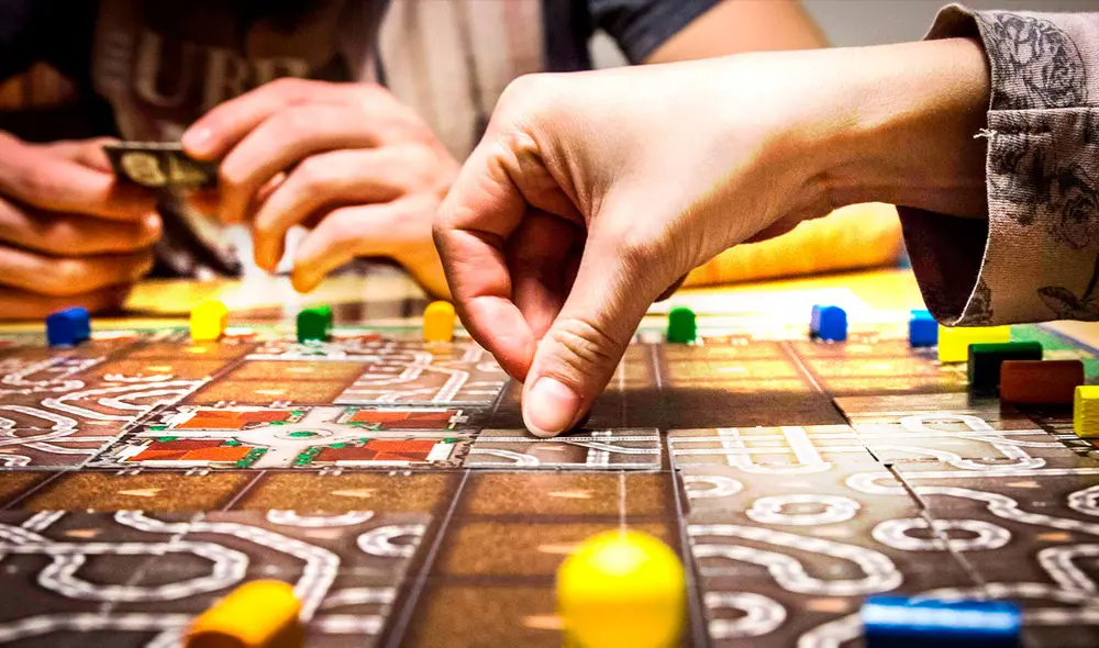 Jugar juegos de mesa garantiza momentos de diversión y refuerza vínculos con familiares y amigos. Foto: composición de Fabrizio Oviedo / La República