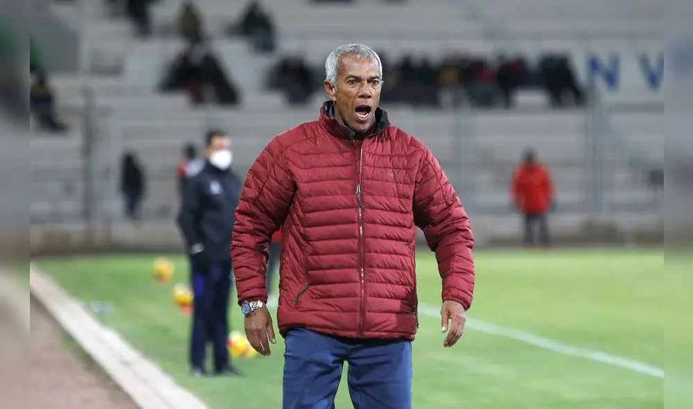 Wilmar Valencia es muy expresivo cuando dirige a Binacional. Foto: La República