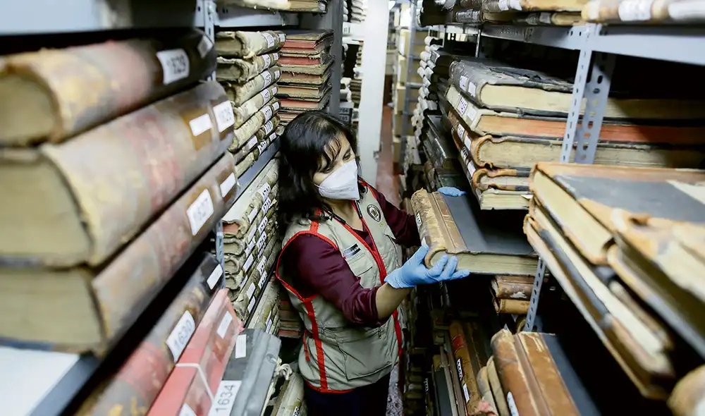 Memoria. Hasta ahora solo se ha digitalizado el 1% de los documentos que guarda el AGN. Terminar este proceso con los equipos que cuentan tardaría 200 años. Foto: John Reyes/La República