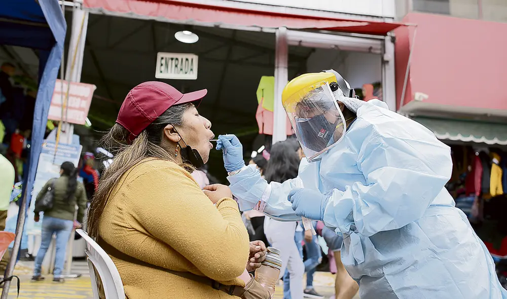 Rastreo. Los casos han aumentado ligeramente debido a los linajes BA.1 y BA.2 de Ómicron. Foto: John Reyes/ La República
