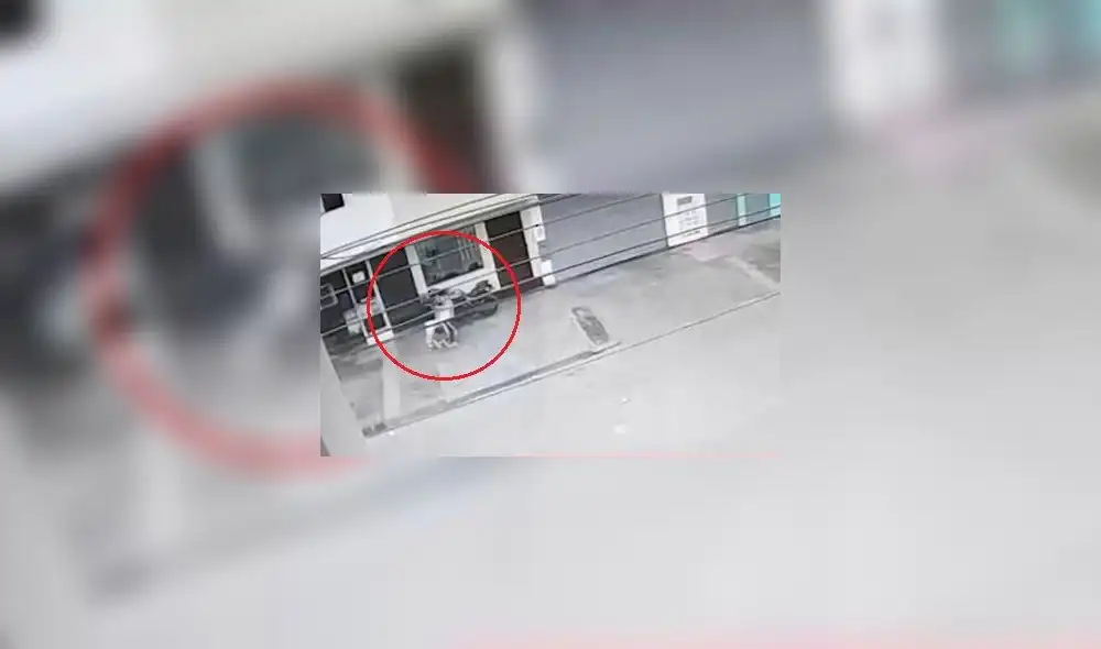 Las menores transitaban con tranquilidad sin percatarse que cerca de ellas se encontraba un delincuente. Foto: captura Buenos Días Perú Las menores transitaban con tranquilidad sin percatarse que cerca de ellas se encontraba un delincuente. Foto: captura Buenos Días Perú