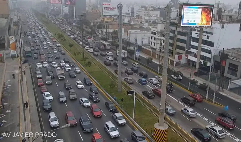 Se observa gran carga vehicular en la vía hacia San Isidro. Foto: captura AMP-5G1