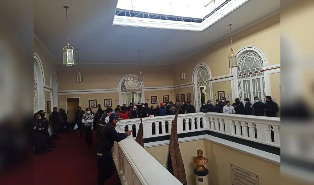 Serenos hicieron plantón al interior de la comuna. Foto: Y. Goicochea/La República