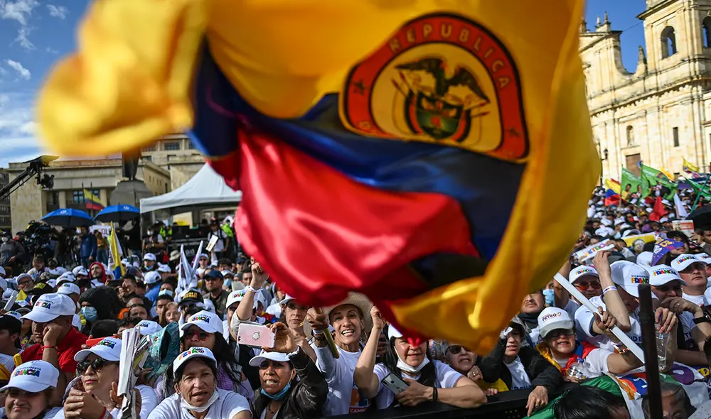 Los partidarios del candidato presidencial Gustavo Petro asisten a su mitin de clausura de campaña en la Plaza de Bolívar en Bogotá. Foto: AFP Los partidarios del candidato presidencial Gustavo Petro asisten a su mitin de clausura de campaña en la Plaza de Bolívar en Bogotá. Foto: AFP