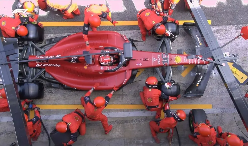 Charles Leclerc en los boxes. Foto: F1/Twitter.