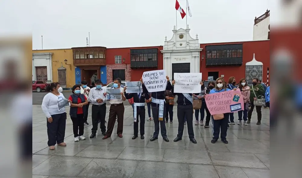 Estamentos de la I.E. “Ricardo Palma” protestan por fallas en obra. Foto: Y. Goicochea/La República