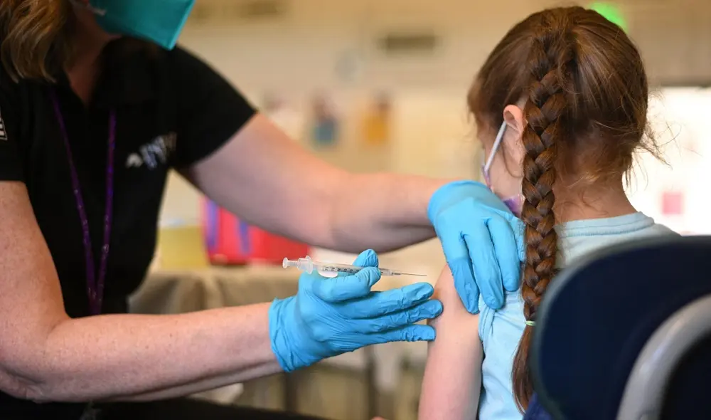 Según el nuevo estudio de la farmacéutica Pfizer, la eficacia de la vacuna COVID-19 en niños entre 6 meses y 5 años sería poco más del 80%. Foto: AFP