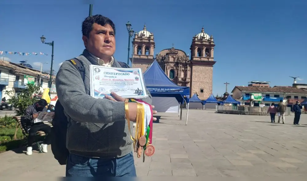 Padre del menor muestra orgulloso las medallas que consiguió su hijo. Foto: Alexander Flores/URPI-LR