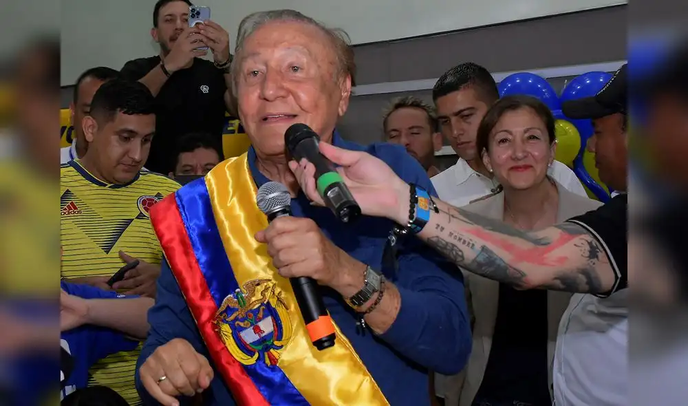 El candidato presidencial independiente Rodolfo Hernández (C) habla junto a la ex candidata presidencial Ingrid Betancourt (R). Foto: AFP El candidato presidencial independiente Rodolfo Hernández (C) habla junto a la ex candidata presidencial Ingrid Betancourt (R). Foto: AFP