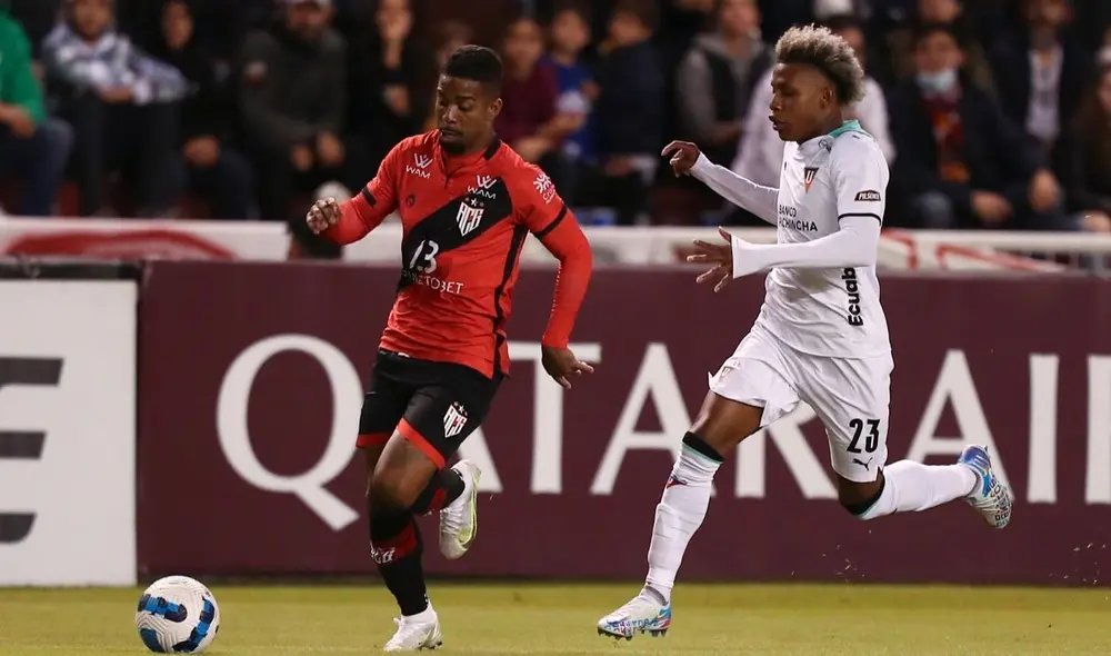 LDU Quito y Atlético Goianiense juegan en el estadio Casa Blanca. Foto: EFE.