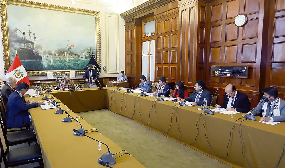 Comisión dudosa. La ley para elegir al defensor o defensora establece un máximo de nueve miembros, pero este grupo tiene a María del Carmen Alva como décima integrante. Foto: Congreso Comisión dudosa. La ley para elegir al defensor o defensora establece un máximo de nueve miembros, pero este grupo tiene a María del Carmen Alva como décima integrante. Foto: Congreso