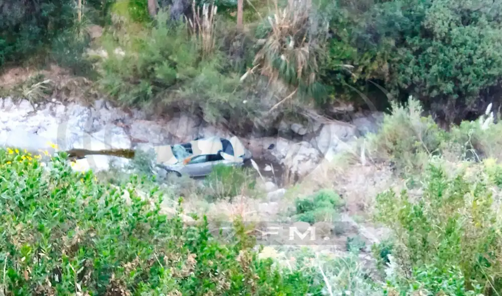 En el vehículo se trasladaban cuatro personas, entre ellas, un menor de edad. Foto: Cortesía Radio Uno En el vehículo se trasladaban cuatro personas, entre ellas, un menor de edad. Foto: Cortesía Radio Uno