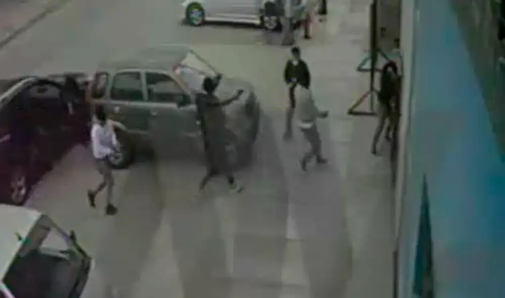 Las cámaras de seguridad documentaron todo el violento robo ocurrido en la Panamericana Norte. Foto captura Noticias al Día. Las cámaras de seguridad documentaron todo el violento robo ocurrido en la Panamericana Norte. Foto captura Noticias al Día.