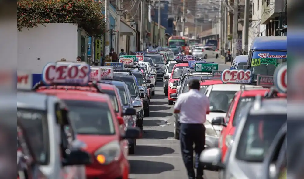 Taxistas realizaron una marcha rodante hasta el municipio. Foto: Rodrigo Talavera/La República Taxistas realizaron una marcha rodante hasta el municipio. Foto: Rodrigo Talavera/La República