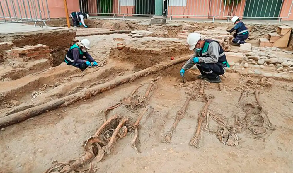 Los arqueólogos también hallaron fragmentos de cerámica prehispánica anterior a la construcción del Hospital Real de San Andrés. Foto: Andina Los arqueólogos también hallaron fragmentos de cerámica prehispánica anterior a la construcción del Hospital Real de San Andrés. Foto: Andina