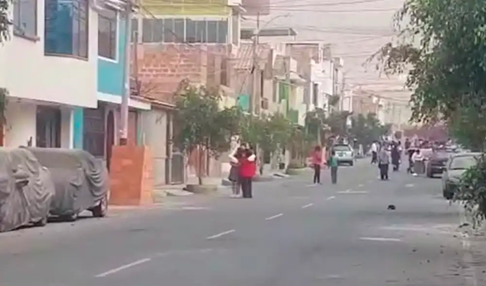 Tacneños salieron de sus viviendas tras sismo. Foto: La República Tacneños salieron de sus viviendas tras sismo. Foto: La República