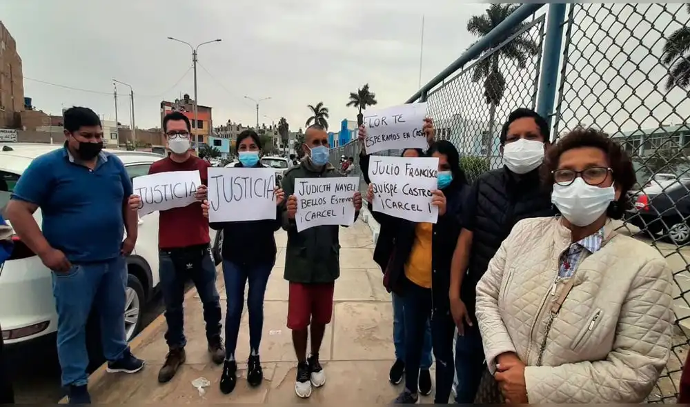 Amigos y familiares de agraviada han pedido la prisión preventiva para acusado de tentativa de feminicidio. Foto: Carlos Romero / La República Amigos y familiares de agraviada han pedido la prisión preventiva para acusado de tentativa de feminicidio. Foto: Carlos Romero / La República