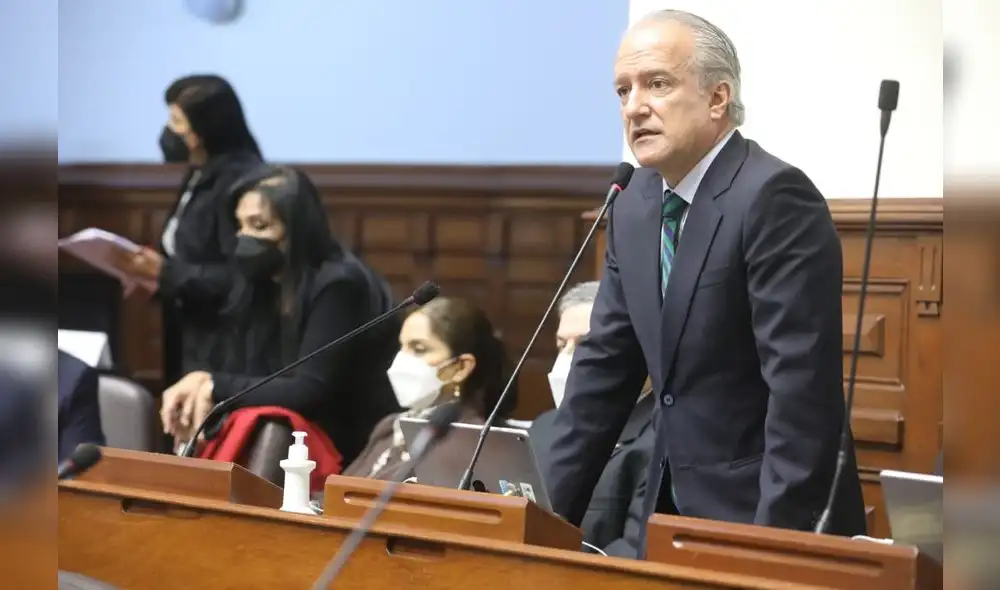 Hernando Guerra señaló que "lamentablemente, había tenido que trabajar" cuando le preguntaron por qué sesionaba desde la playa. Foto: Congreso Hernando Guerra señaló que "lamentablemente, había tenido que trabajar" cuando le preguntaron por qué sesionaba desde la playa. Foto: Congreso