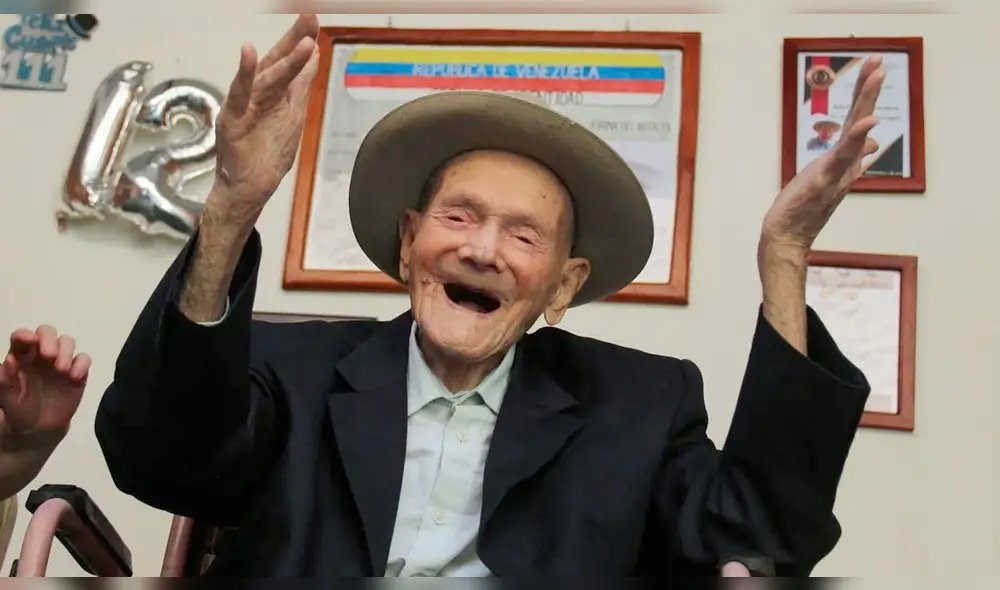 El secreto de este hombre, según Guinness, es dormir bien y “beber un vaso de aguardiente todos los días”. Foto: Jhonny PARRA/AFP
