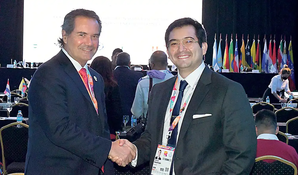 Fuerza. Renzo Manyari junto al presidente de Panam Sport, Neven Ilic, en Rosario. Foto: difusión