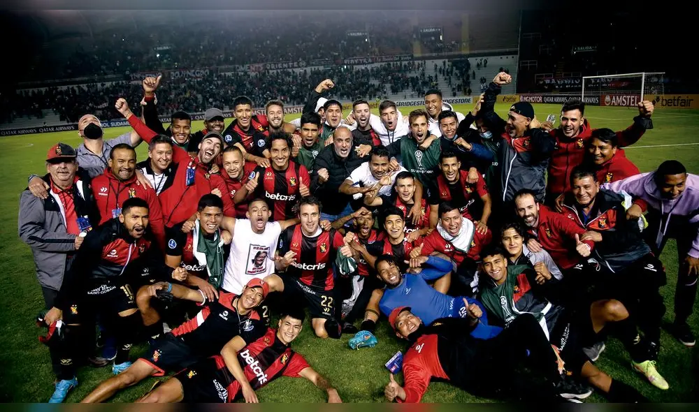 Fiesta total. Jugadores de Melgar festejaron clasifi cación a siguiente fase de la Sudamericana. El año pasado se les escapó la posibilidad de jugar octavos de final. Foto: Rodrigo Talavera/ La República