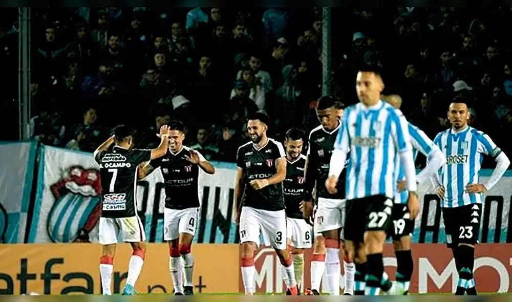 Con las manos vacías.  Racing perdió frente a River Plate. Foto: La República