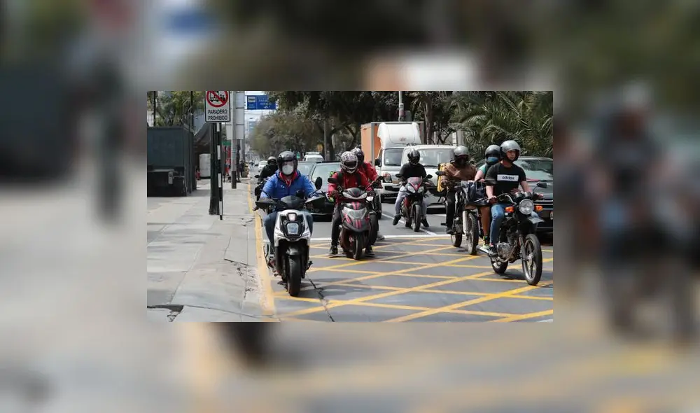 Las motocicletas no deben estacionarse en zonas no autorizadas. Foto: Andina