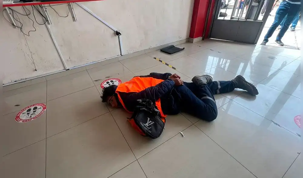 Uno de los delincuentes se vestía como obrero para pasar desapercibido entre el resto de los clientes. Foto: La República Uno de los delincuentes se vestía como obrero para pasar desapercibido entre el resto de los clientes. Foto: La República