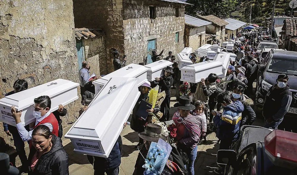 Tras 37 años de espera, familiares pudieron enterrar a las victimas de Accomarca. Foto: La República
