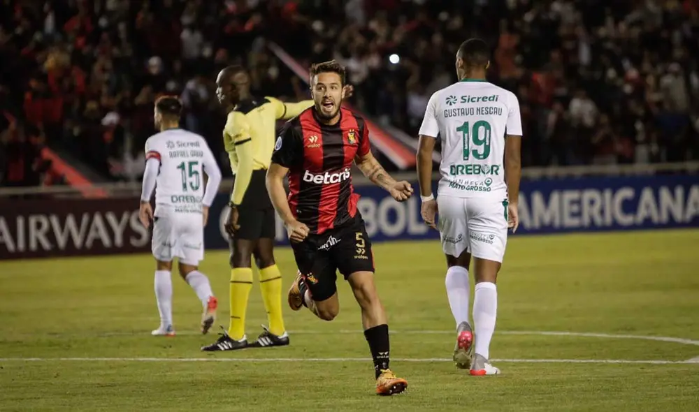 Deneumostier se ha consolidado en la defensa de FBC Melgar. Foto: Rodrigo Talavera/La República Deneumostier se ha consolidado en la defensa de FBC Melgar. Foto: Rodrigo Talavera/La República