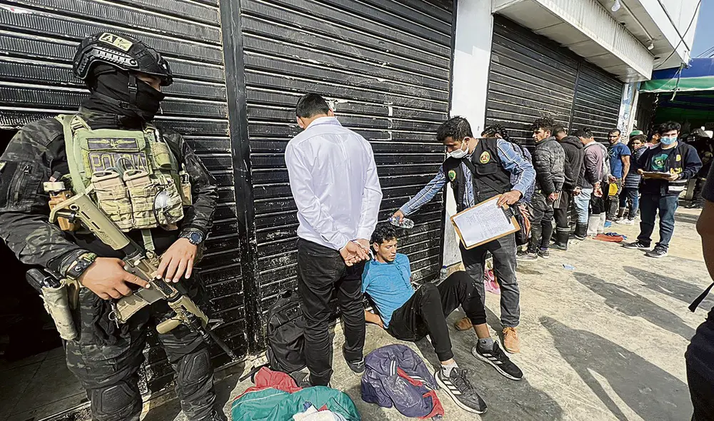 Intervenidos. Cinco de las 14 personas intervenidas en una discoteca de SMP quedaron detenidas. Cuatro son venezolanos. Foto: Raúl Egúsquiza-URPI GLR