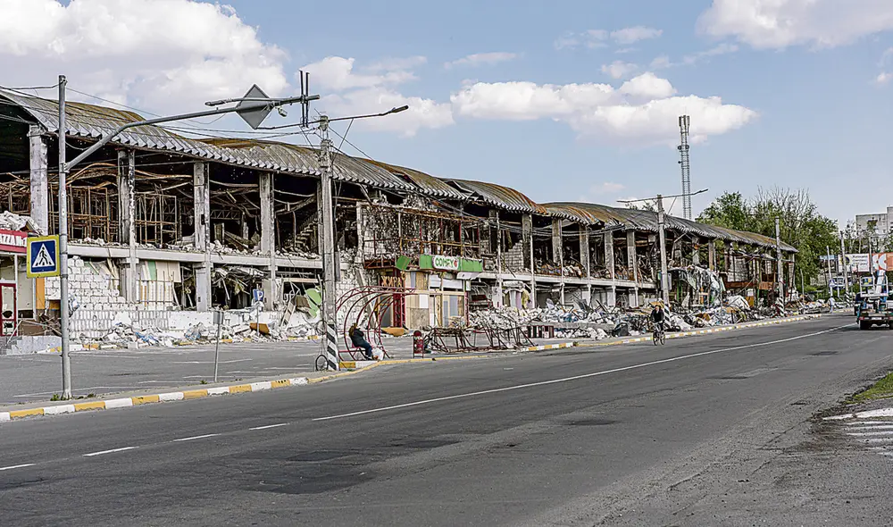 Cataclismo. Solo escombros quedaron de una zona comercial de Bucha que fue escenario de combates. Muy cerca fueron hallados medio centenar de cadáveres de civiles fusilados por rusos. Foto: Carlo Bravo Ruiz