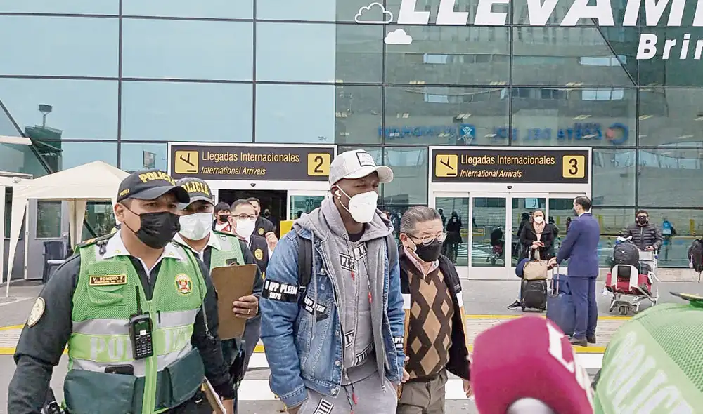 Optimista. Luis Advíncula pisó suelo peruano con la ilusión de llegar al repechaje pese a lesión. Foto: difusión