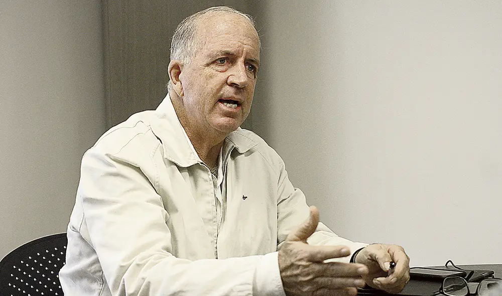 Alternativa. Fernando Cillóniz señala que el sulfato de amonio está sustituyendo la urea. Foto: Virgilio Grajeda/La República Alternativa. Fernando Cillóniz señala que el sulfato de amonio está sustituyendo la urea. Foto: Virgilio Grajeda/La República