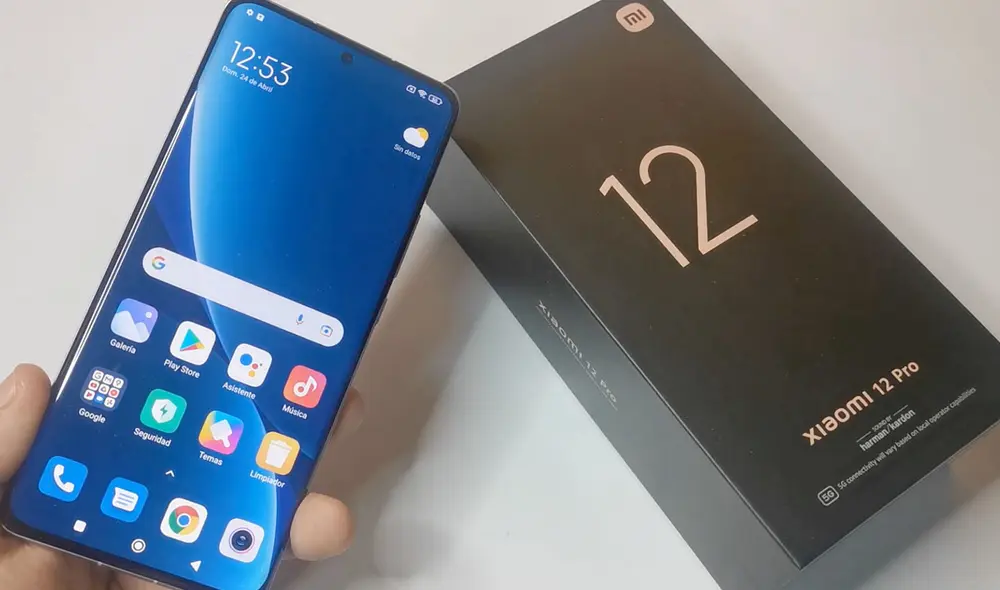 El Xiaomi 12 Pro está disponible en tres colores (púrpura, azul y gris). Foto: Juan José López Cuya / La República
