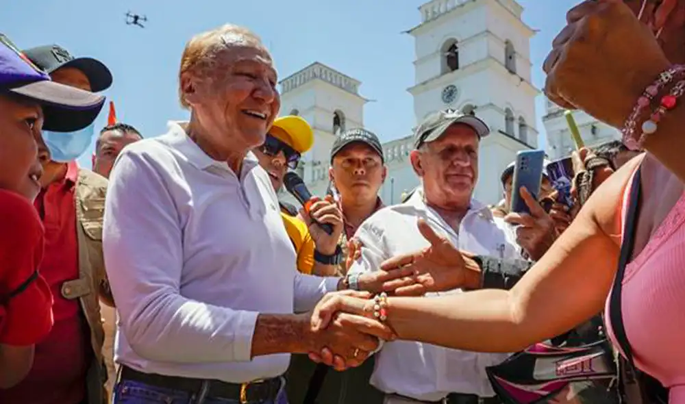El también exalcalde de Bucaramanga durante el cierre de su campaña, en Pié de Cuesta (Santander, Colombia). Foto: EFE