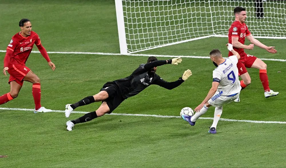 Real Madrid vs. Liverpool: Karim Benzema anotó, pero VAR se lo anuló. Foto: EFE
