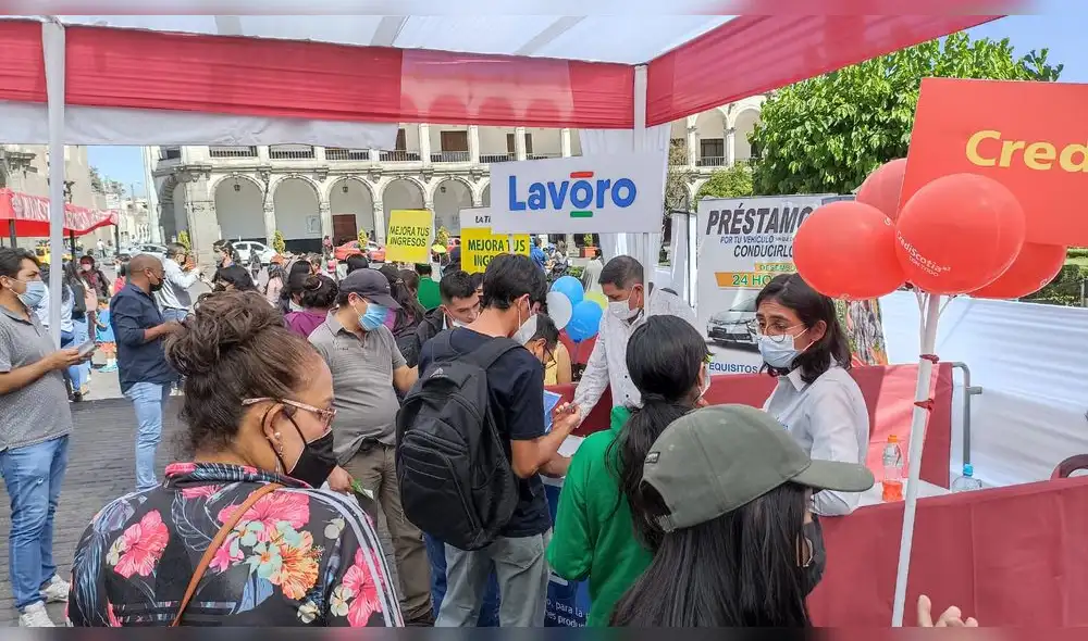 Este sábado se realizó la primera feria laboral en la plaza de armas. Foto: URPI/Wilder Pari