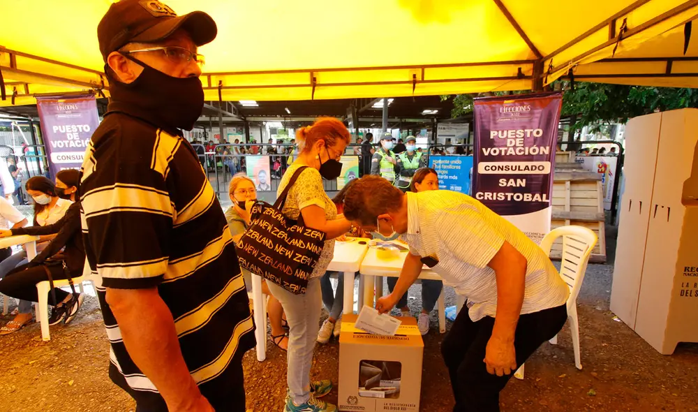 Los colombianos en el exterior empezaron a votar el lunes 23 de mayo. Foto: AFP Los colombianos en el exterior empezaron a votar el lunes 23 de mayo. Foto: AFP
