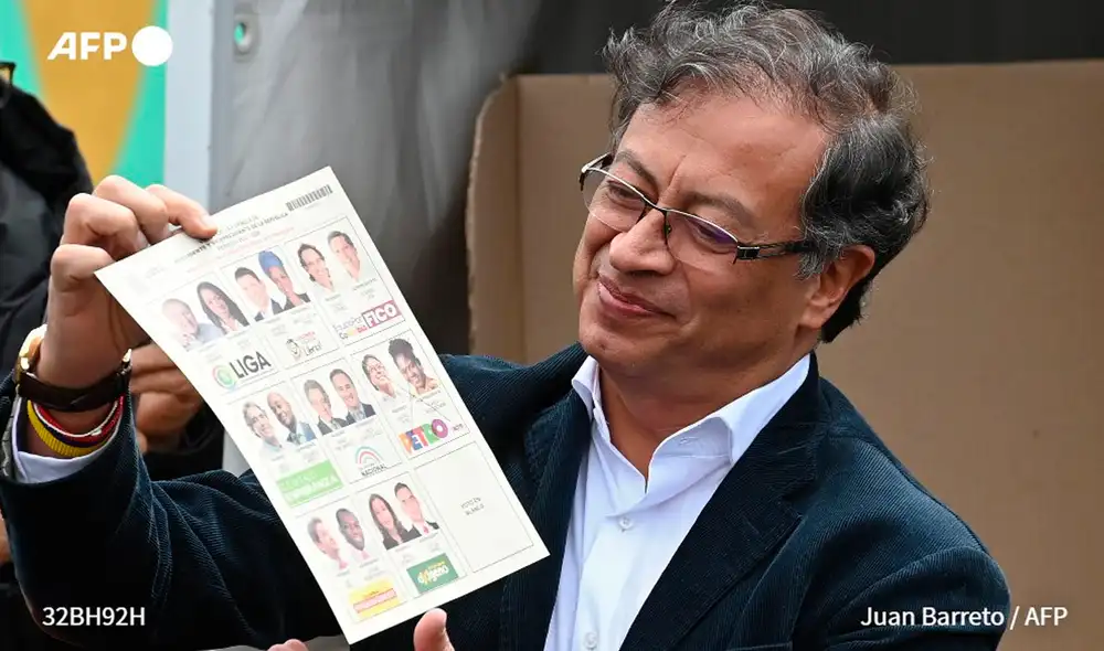 Gustavo Petro vota luego de 40 minutos de espera, ya que olvidó su documento de identidad. Foto: Juan Barreto/AFP