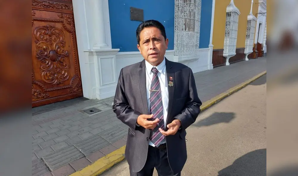 Docente exige copias de contratos de instalaciones de colegio. Foto: Hugo Rodriguez