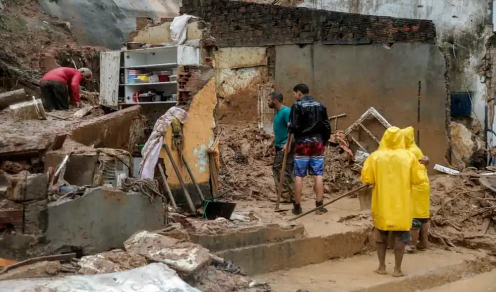 El presidente Bolsonaro ha dicho que irá al lugar del desastre el día de mañana, lunes 30 de mayo, para seguir de cerca la tragedia. Foto: AFP
