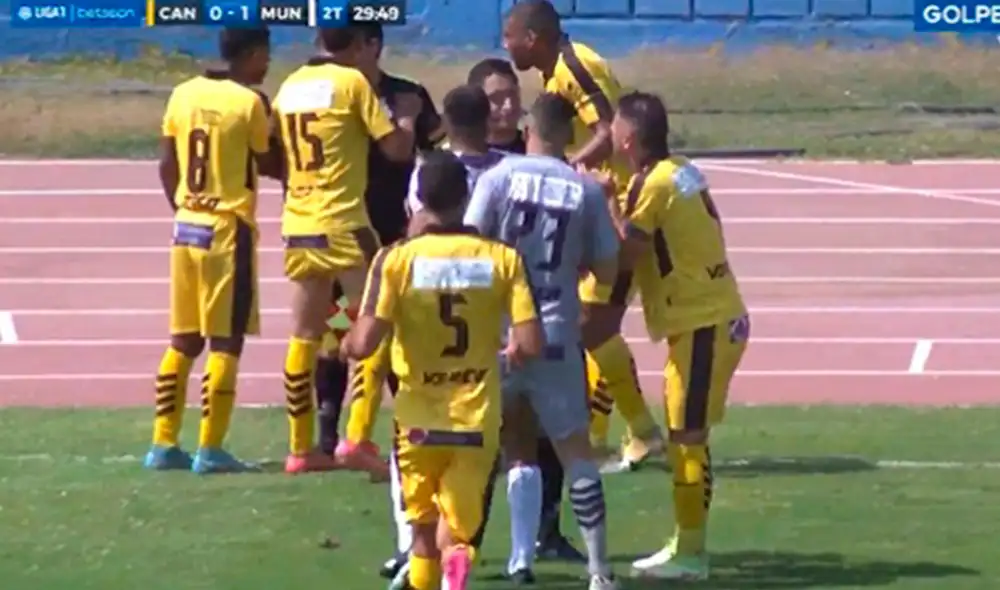 La jugada se produjo cerca del minuto 30 del segundo tiempo en el Cantolao vs. Deportivo Municipal. Foto: captura de Gol Perú
