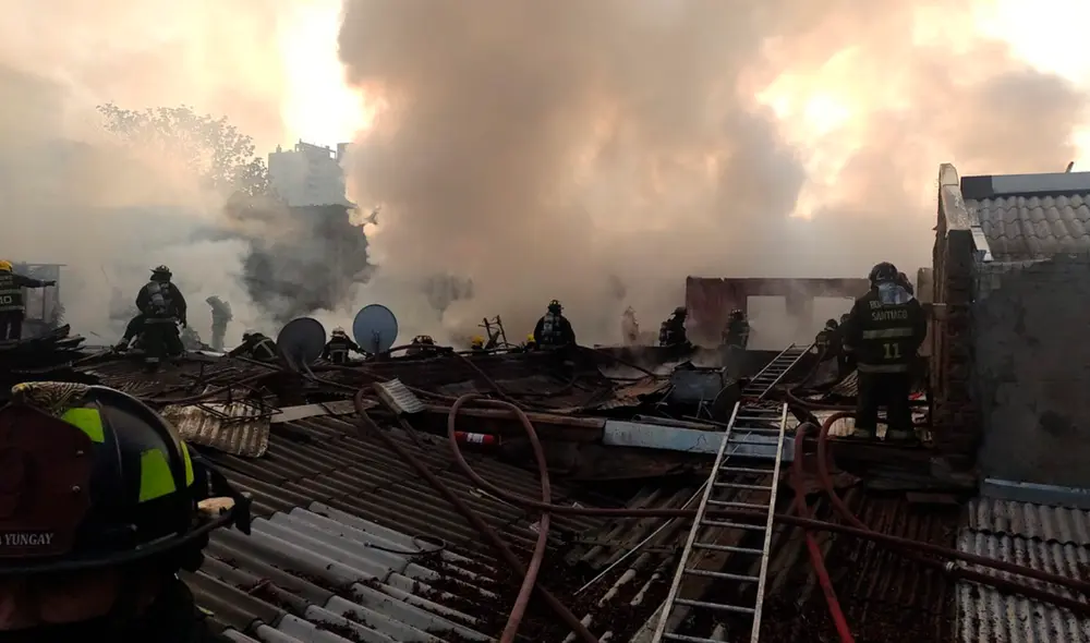 Los vecinos que pudieron escapar de las llamas solo tuvieron oportunidad de escapar con lo puesto, ante el rápido avance del incendio. Foto: Prensa del Sur Los vecinos que pudieron escapar de las llamas solo tuvieron oportunidad de escapar con lo puesto, ante el rápido avance del incendio. Foto: Prensa del Sur
