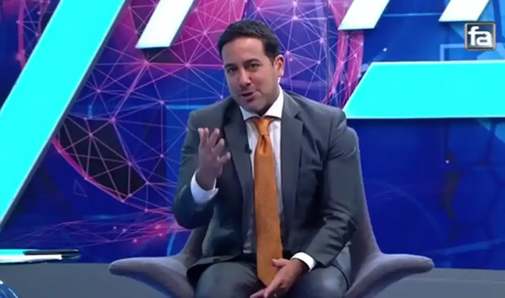 Óscar del Portal es uno de los tres conductores de "Fútbol en América". Foto: captura de América TV Óscar del Portal es uno de los tres conductores de "Fútbol en América". Foto: captura de América TV