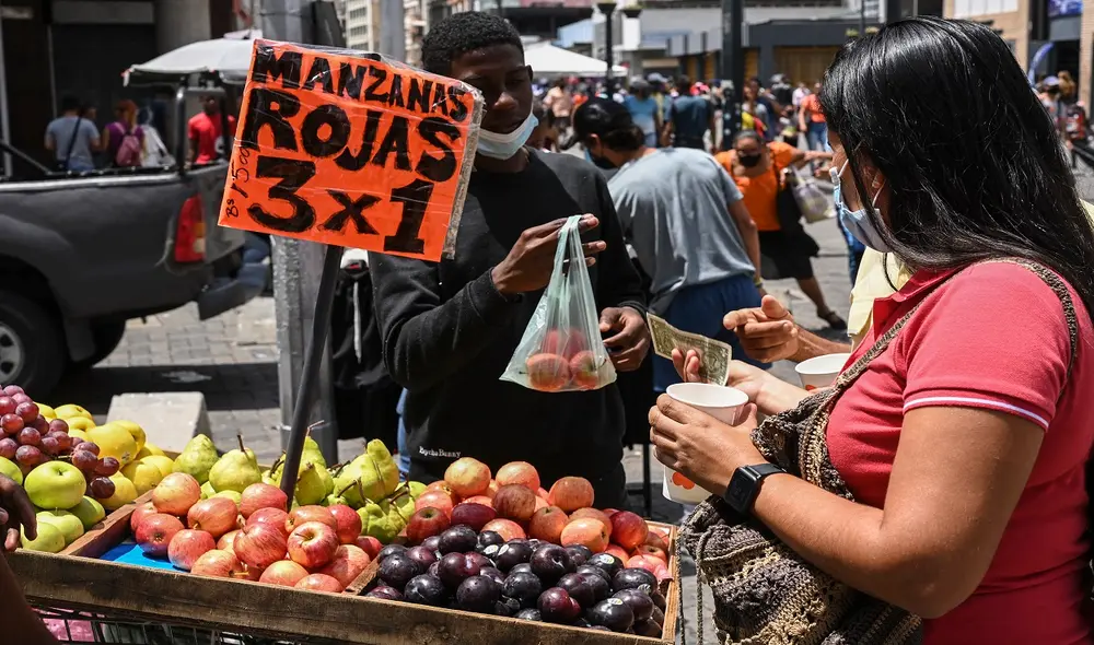 Tasa oficial BCV HOY, lunes 30 de mayo de 2022, en el Banco Central de Venezuela. Foto: AFP